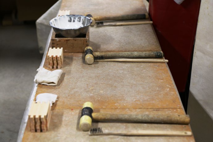 整然と並べられた工具とひのきの木片たち